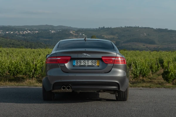 Jaguar XE 2.0 D Prestige 8