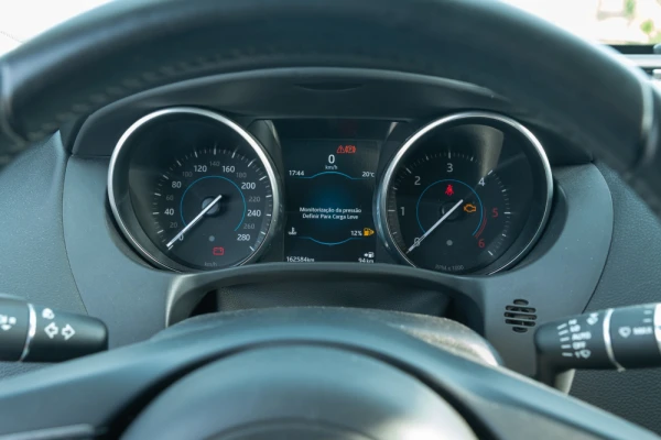 Jaguar XE 2.0 D Prestige 5