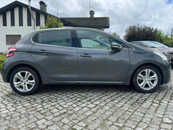 Peugeot 208 I Hatchback 1.6 HDi 11