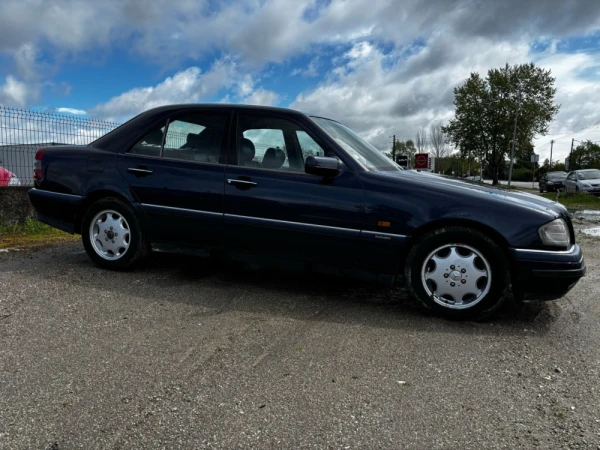 Mercedes-Benz C 220 Classe C Sedan 4