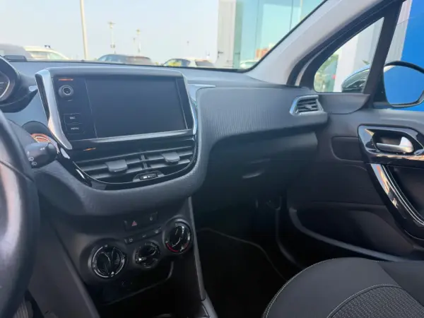 Peugeot 208 1.2 PureTech Style 12