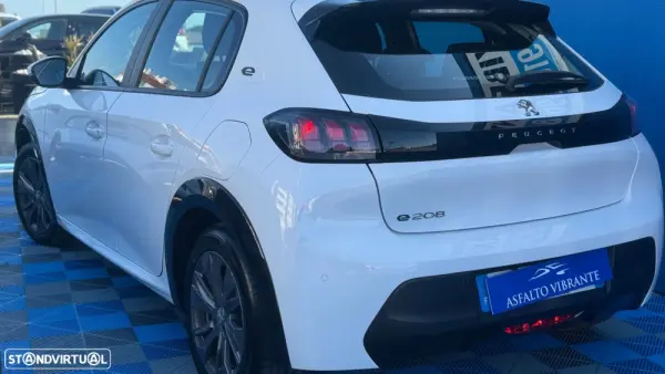 Peugeot e-208 3