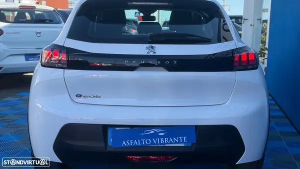 Peugeot e-208 4
