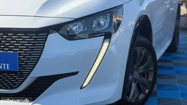 Peugeot e-208 16