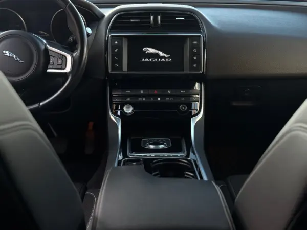 Jaguar XE R-Sport 8
