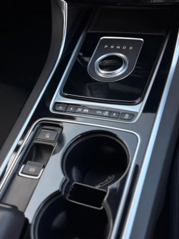 Jaguar XE R-Sport 10