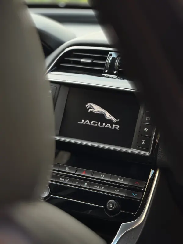 Jaguar XE R-Sport 12