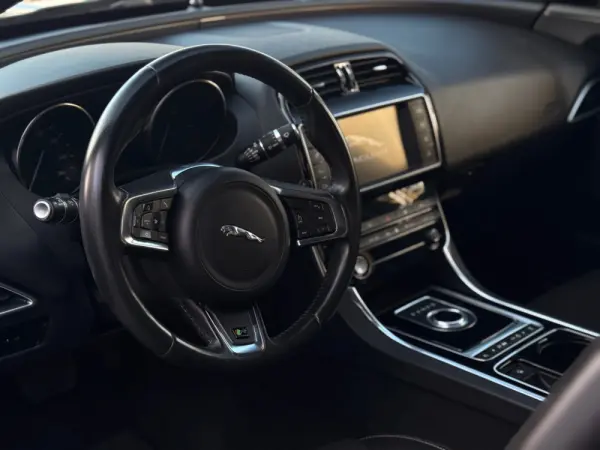 Jaguar XE R-Sport 4