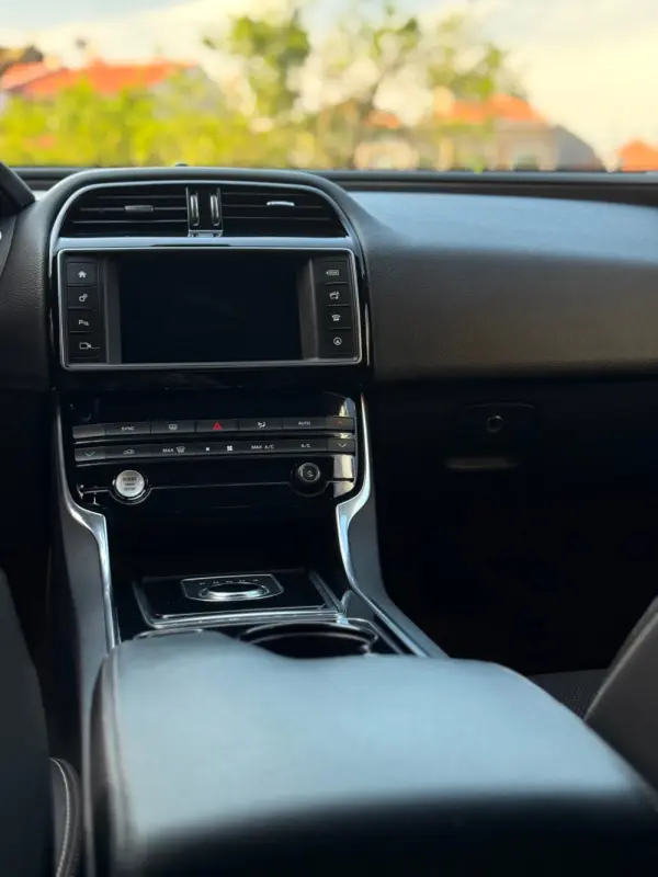 Jaguar XE R-Sport 9