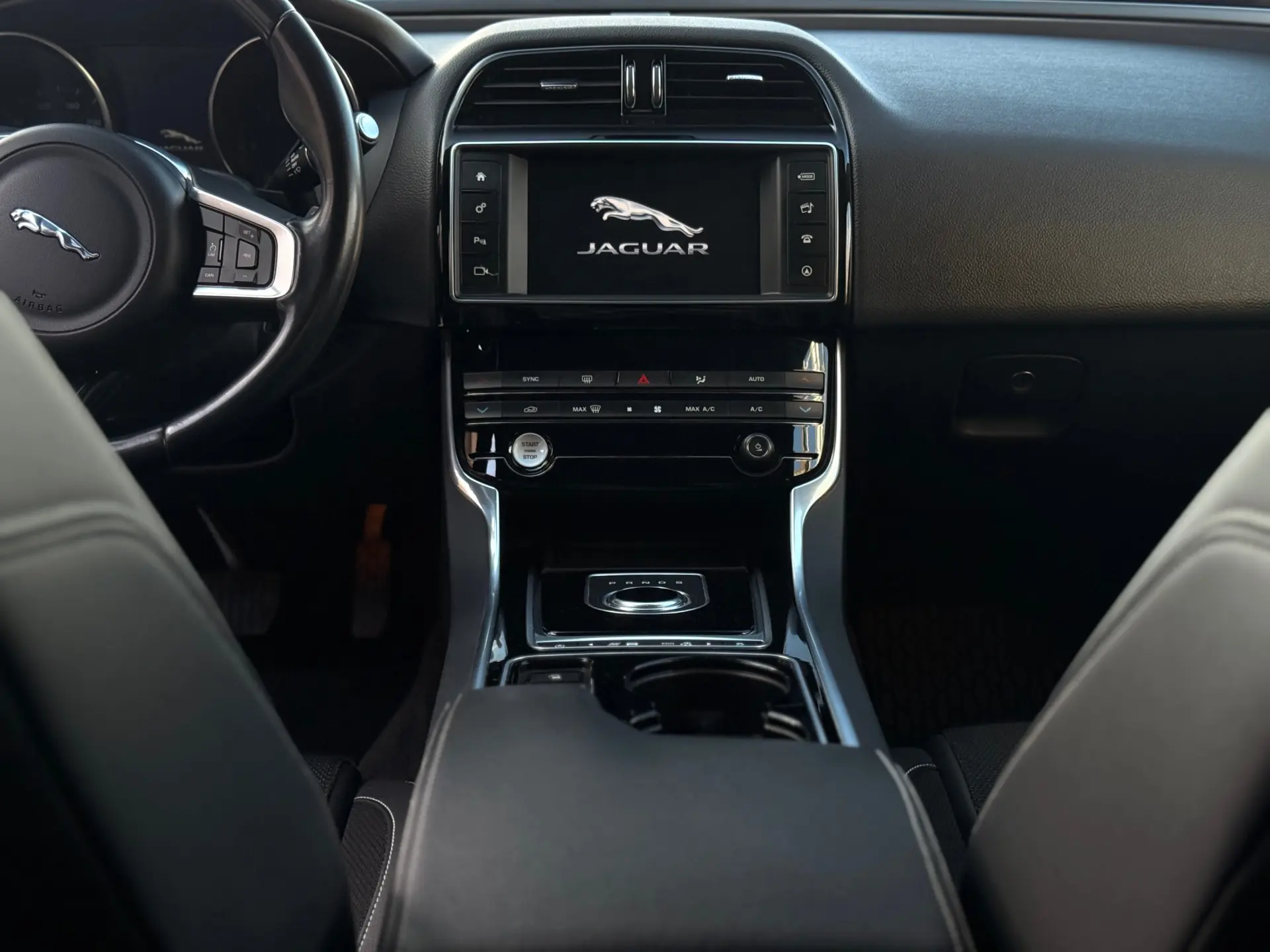 Jaguar XE R-Sport 8