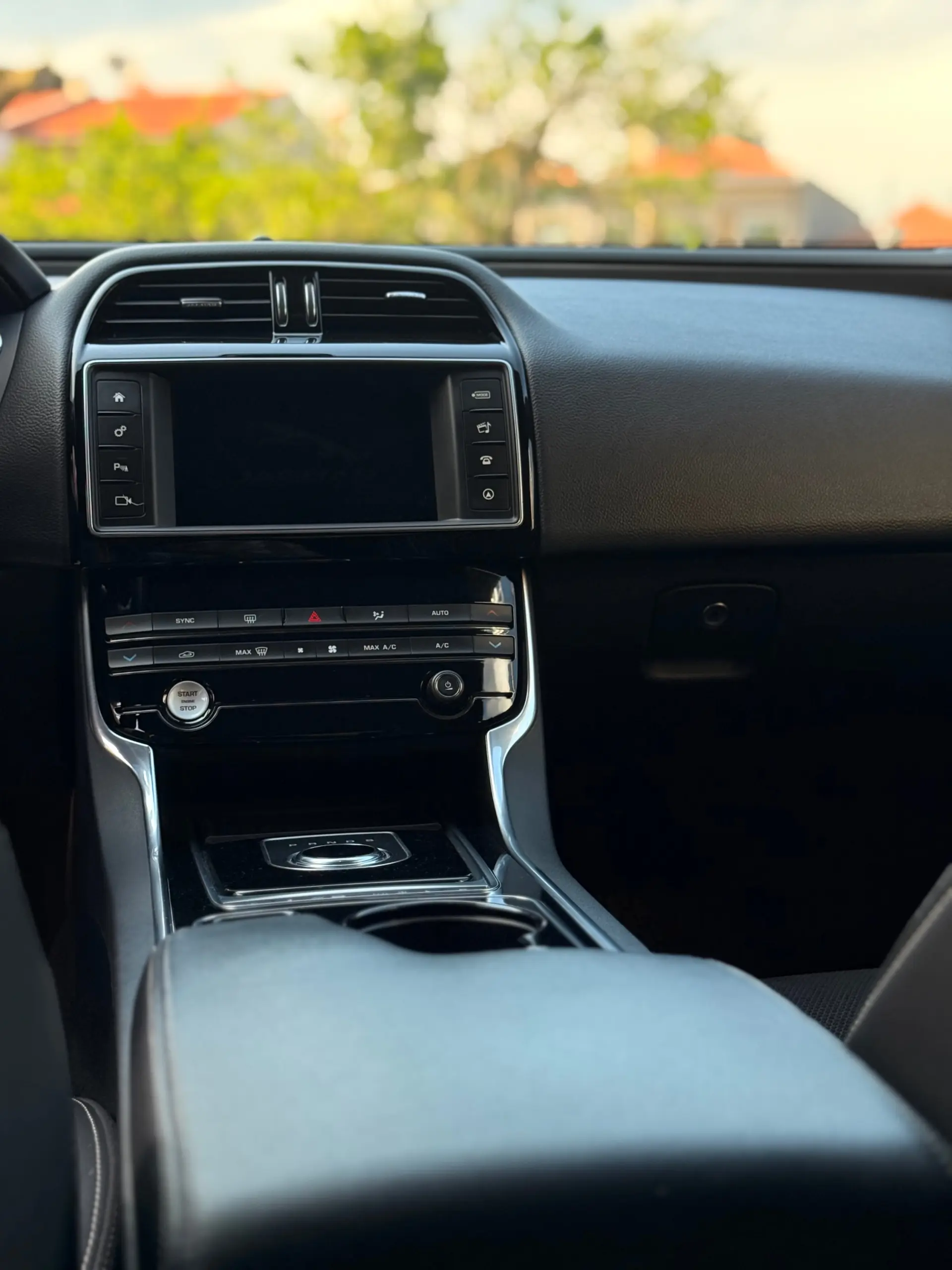 Jaguar XE R-Sport 9