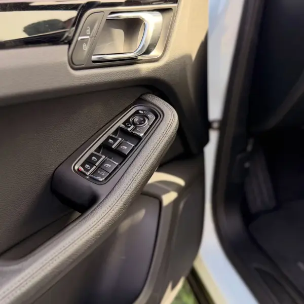 Porsche Macan 2.0T 12