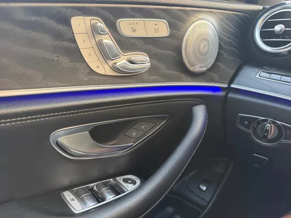 Mercedes-Benz E 300 de AMG Line 14