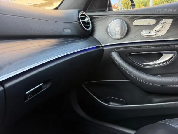 Mercedes-Benz E 300 de AMG Line 12