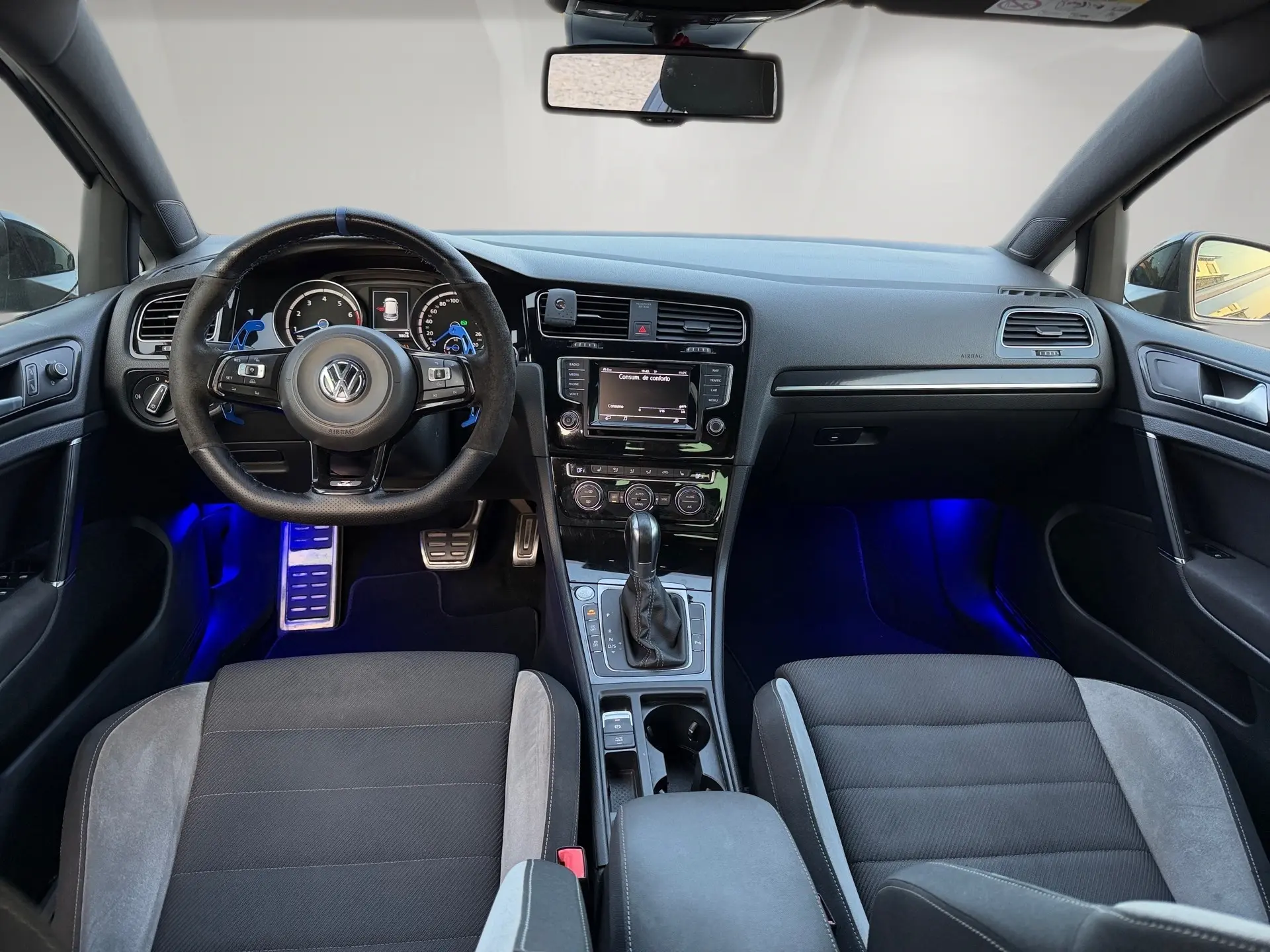 Volkswagen Golf 2.0 TSi R DSG 10