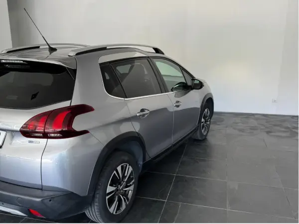 Peugeot 2008 1.2 PureTech Allure 5