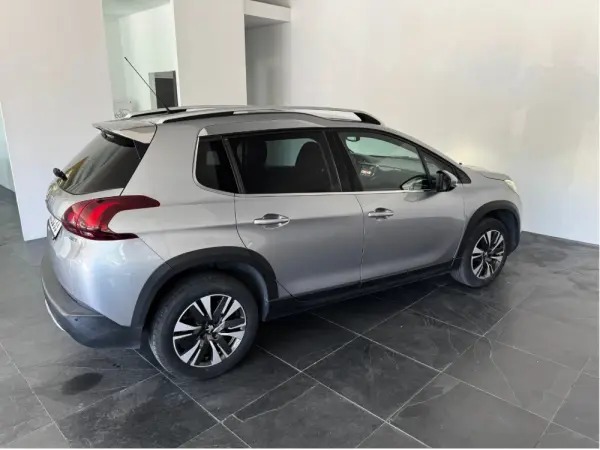 Peugeot 2008 1.2 PureTech Allure 9
