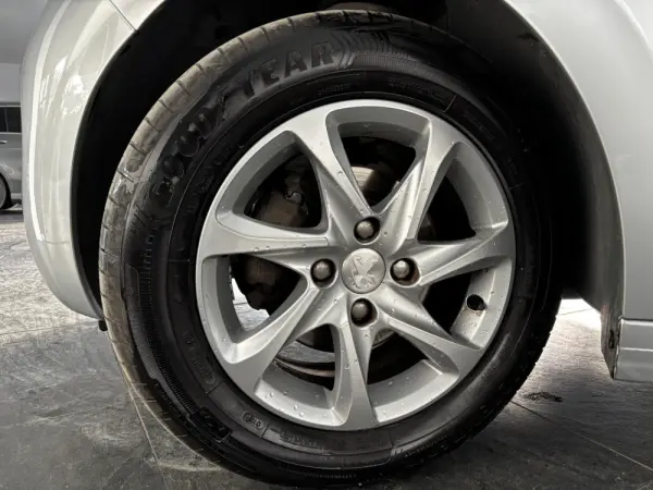 Peugeot 208 1.2 VTi Access 4
