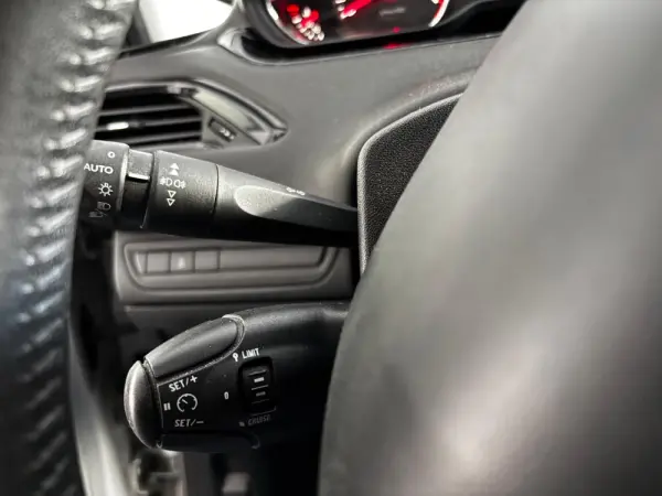 Peugeot 208 1.2 VTi Access 8