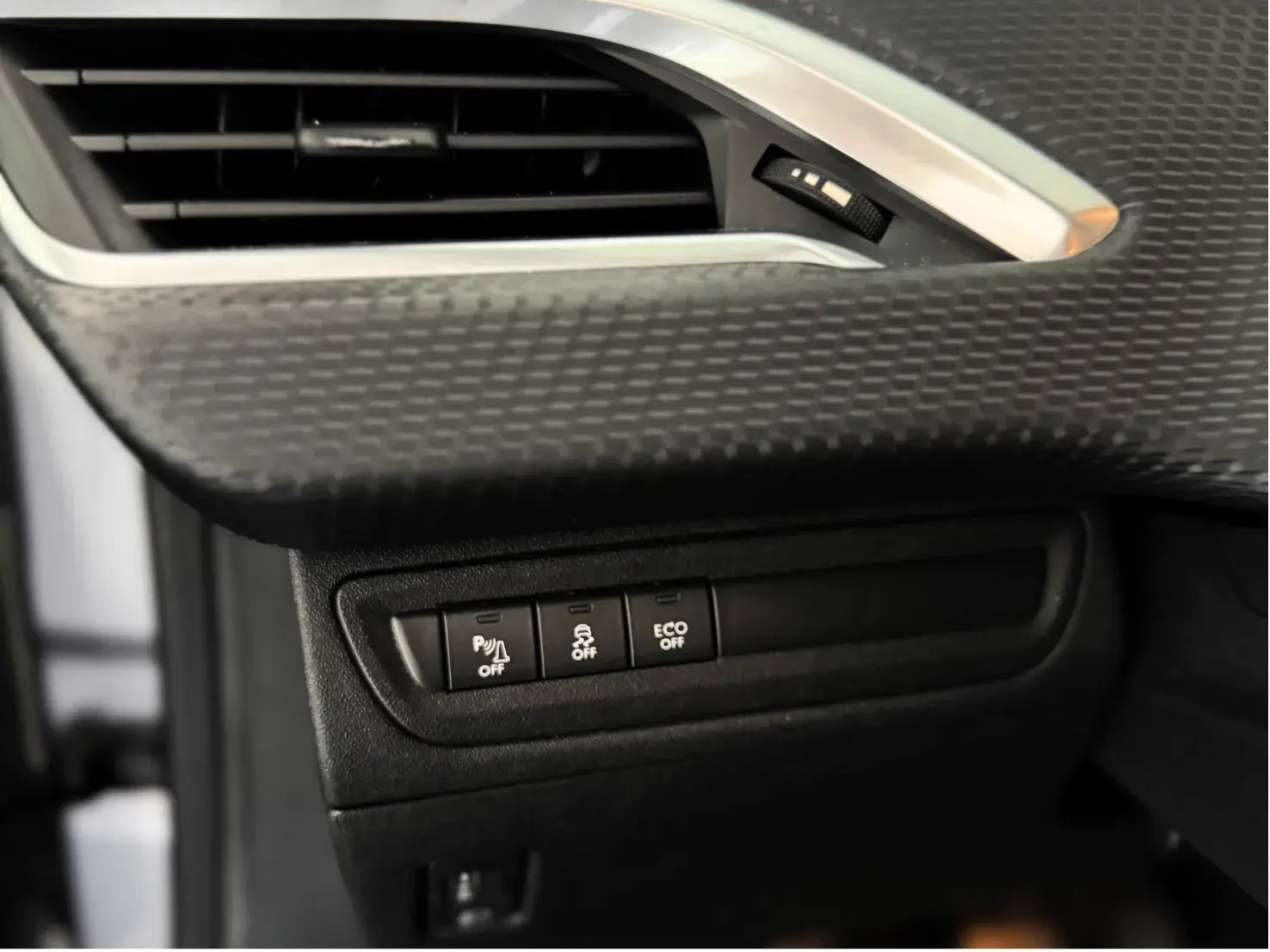 Peugeot 2008 1.2 PureTech Allure 13