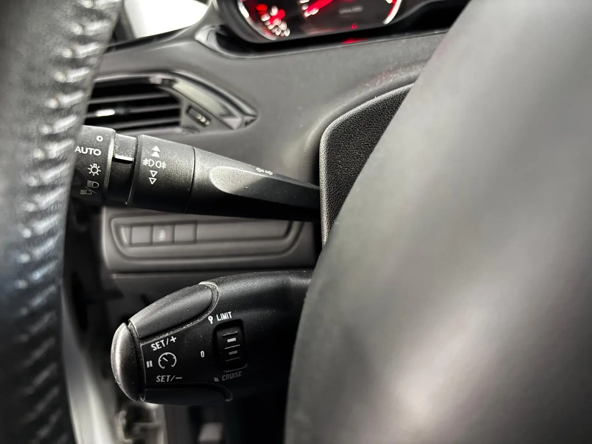 Peugeot 208 1.2 VTi Access 8
