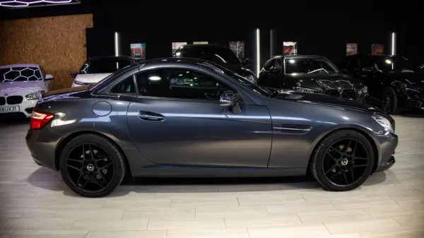 Mercedes-Benz SLK 200 Outro 10
