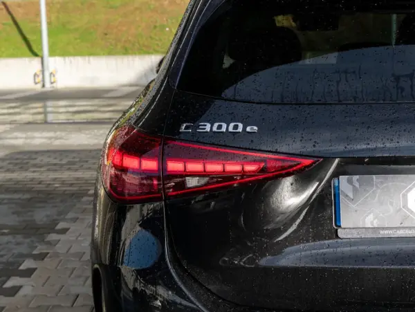 Mercedes-Benz C 300 e AMG Line 12
