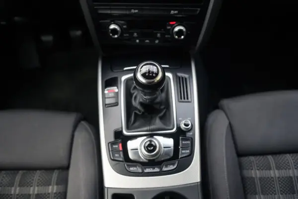 Audi A4 Avant 2.0 TDI Business Line S-line 38