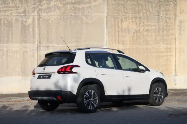 Peugeot 2008 1.2 PureTech Allure EAT6 4