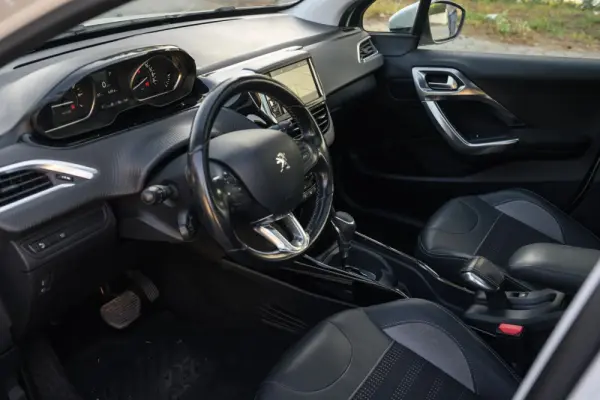 Peugeot 2008 1.2 PureTech Allure EAT6 8