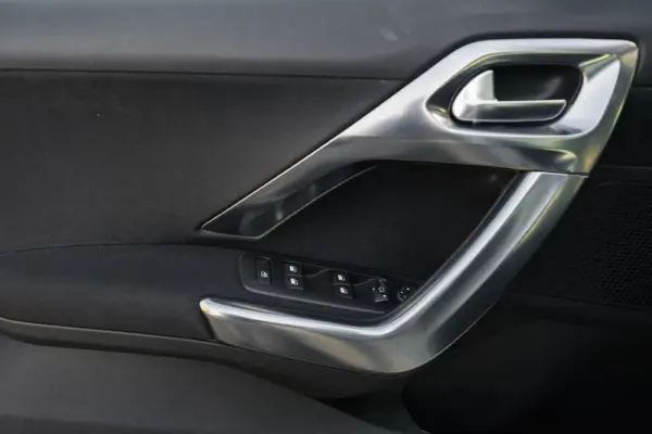 Peugeot 2008 1.2 PureTech Allure EAT6 9