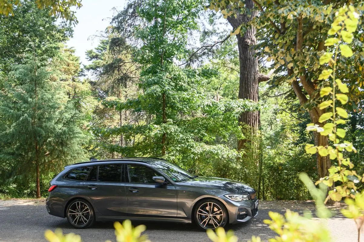 BMW 330 e Touring Pack M Auto 3