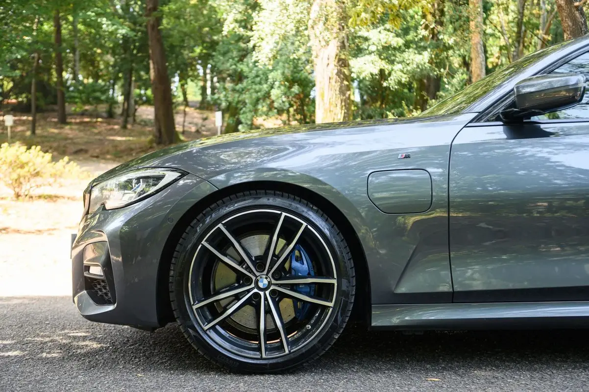 BMW 330 e Touring Pack M Auto 10