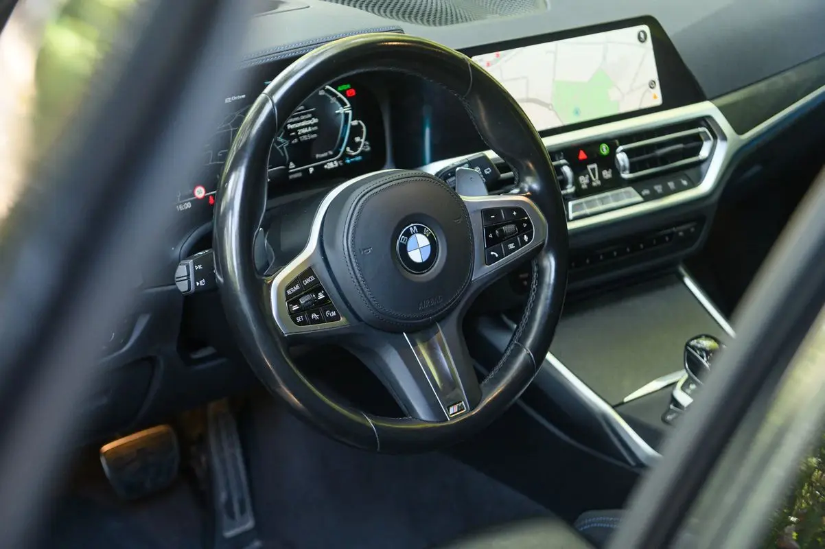 BMW 330 e Touring Pack M Auto 21