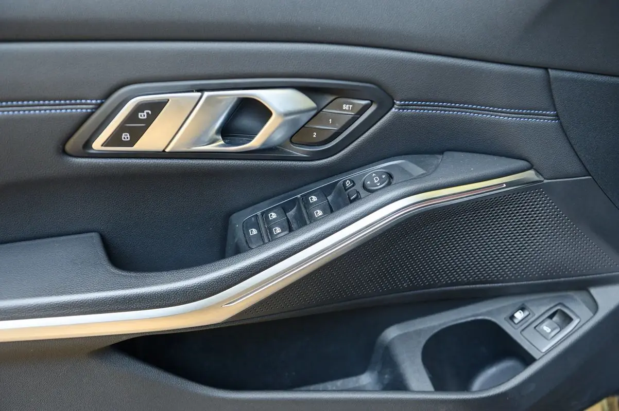 BMW 330 e Touring Pack M Auto 22