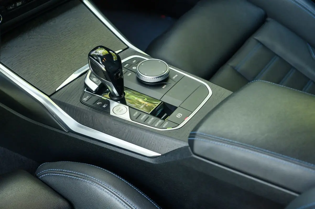 BMW 330 e Touring Pack M Auto 29