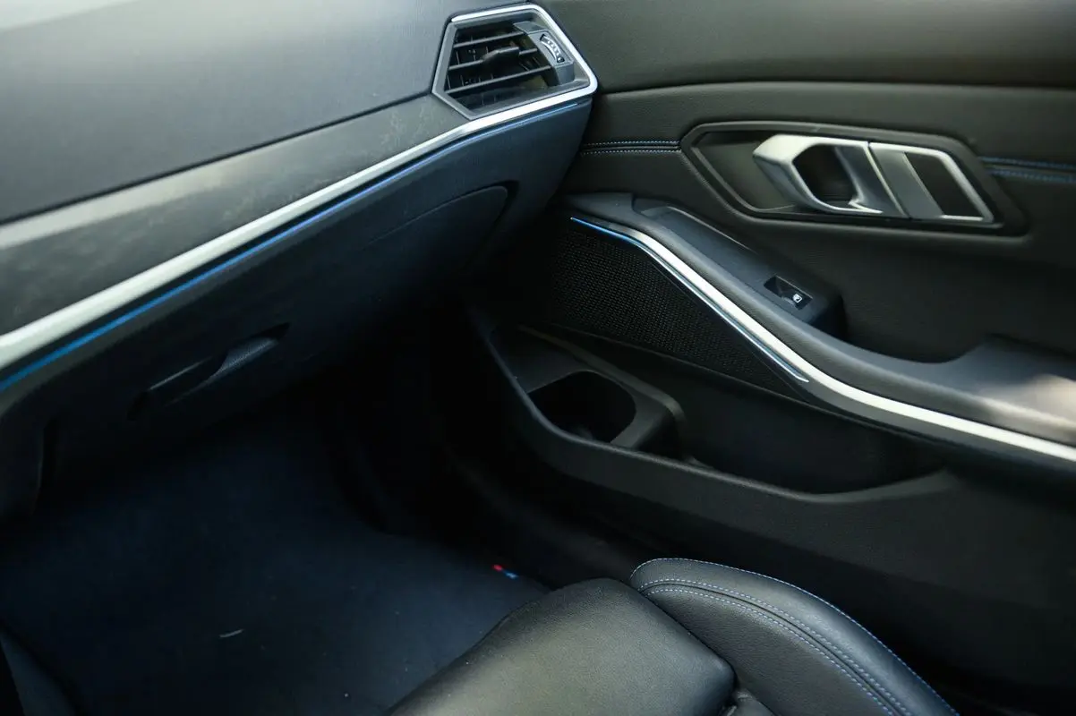 BMW 330 e Touring Pack M Auto 36