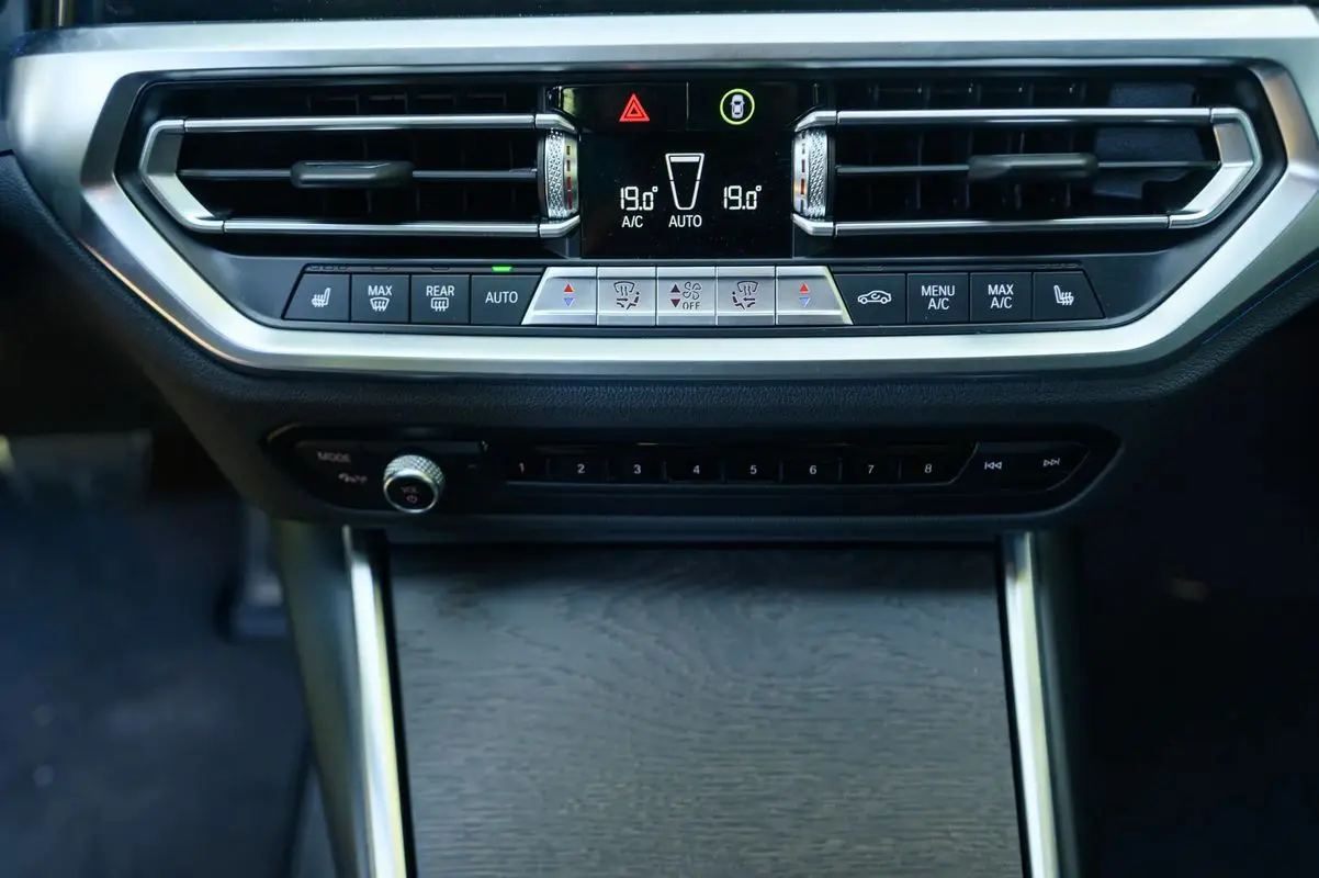 BMW 330 e Touring Pack M Auto 41