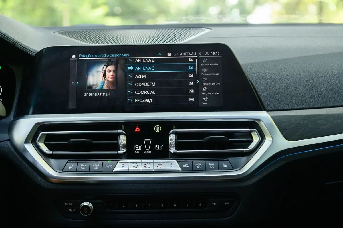 BMW 330 e Touring Pack M Auto 52