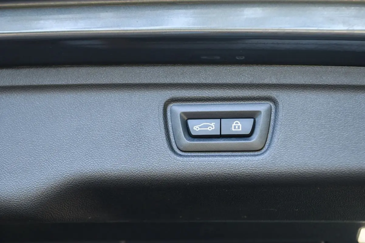 BMW 330 e Touring Pack M Auto 57