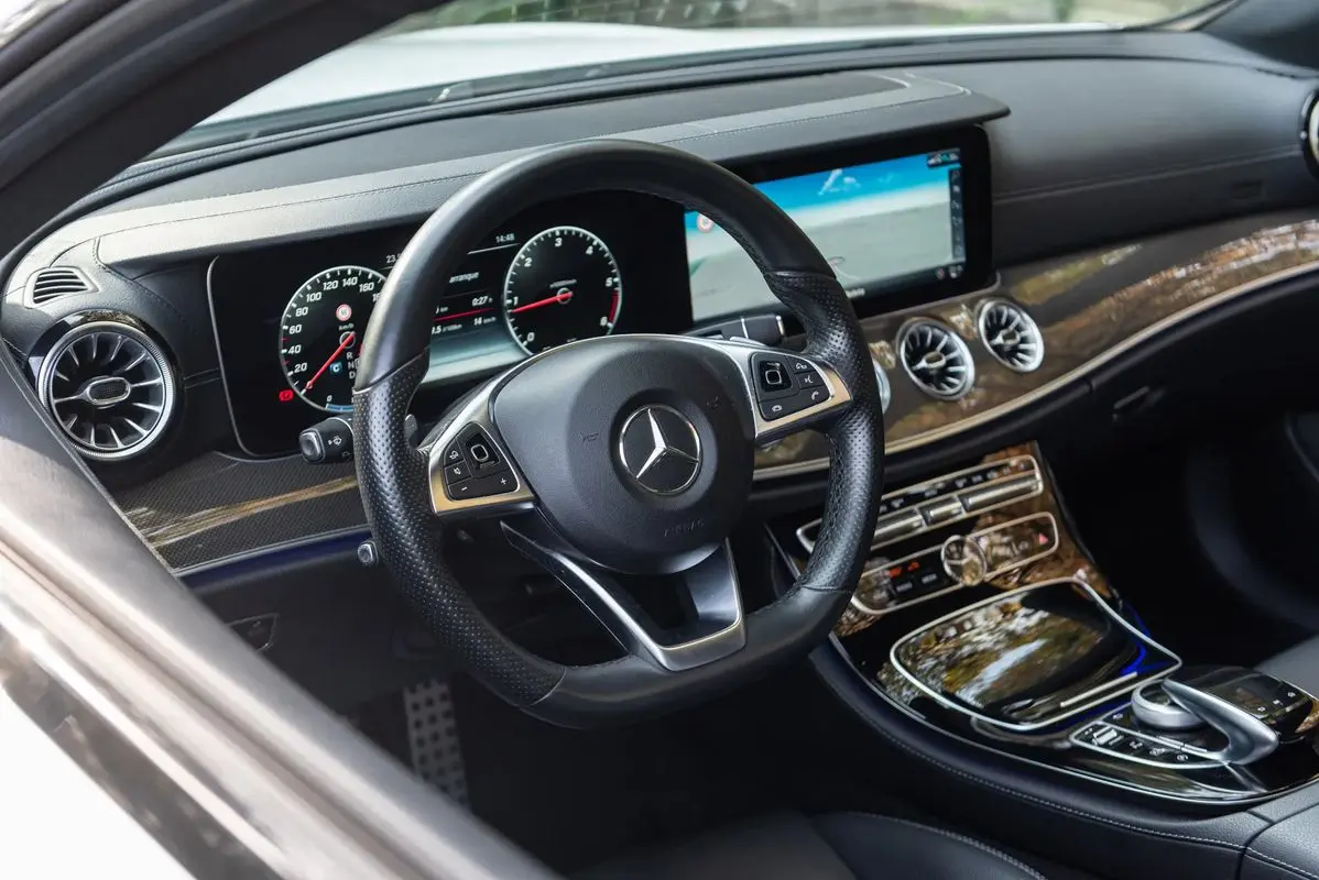 Mercedes-Benz E 220 d AMG Line Aut. 19