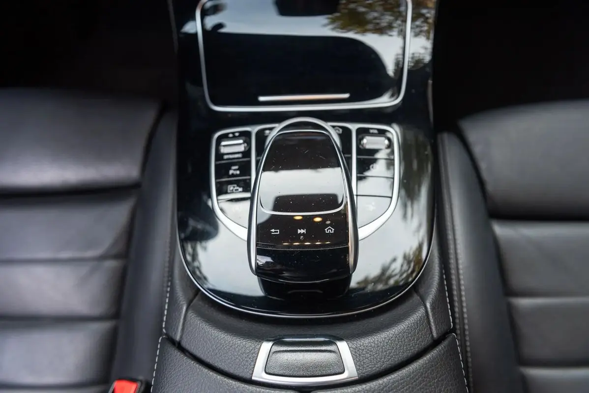 Mercedes-Benz E 220 d AMG Line Aut. 37