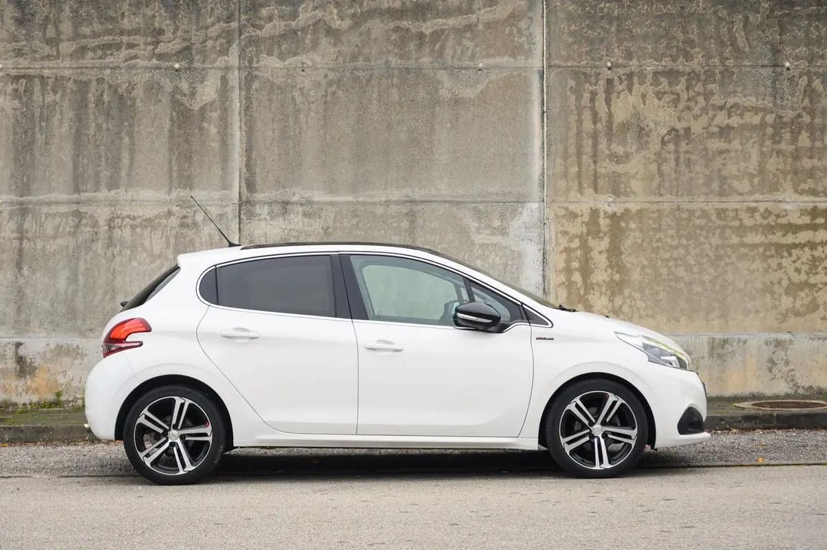 Peugeot 208 1.2 PureTech GT Line 8