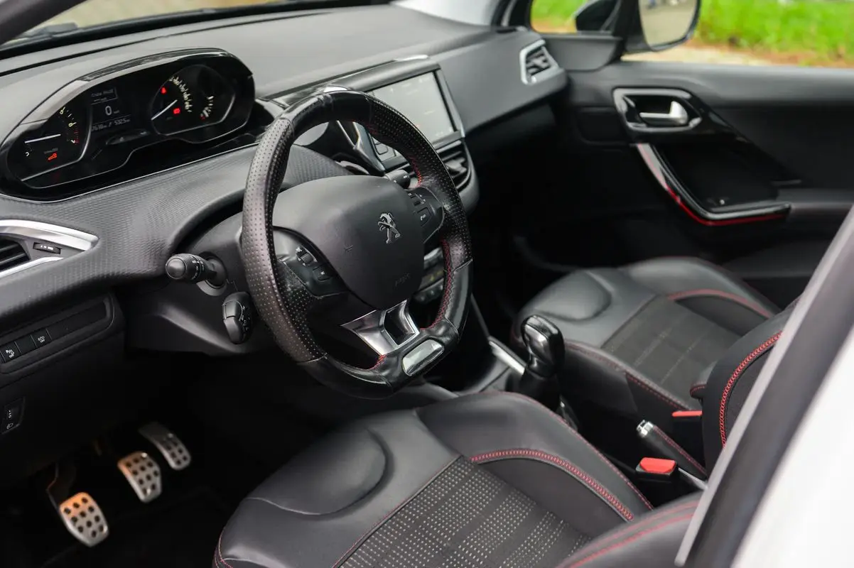 Peugeot 208 1.2 PureTech GT Line 11