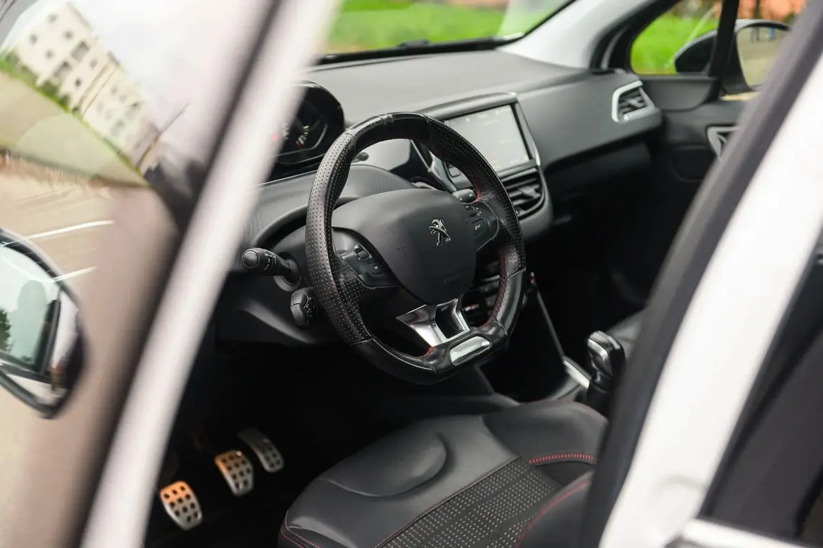 Peugeot 208 1.2 PureTech GT Line 13