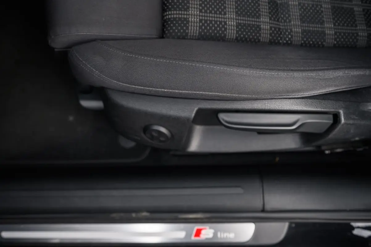 Audi A4 Avant 2.0 TDI Business Line S-line 21