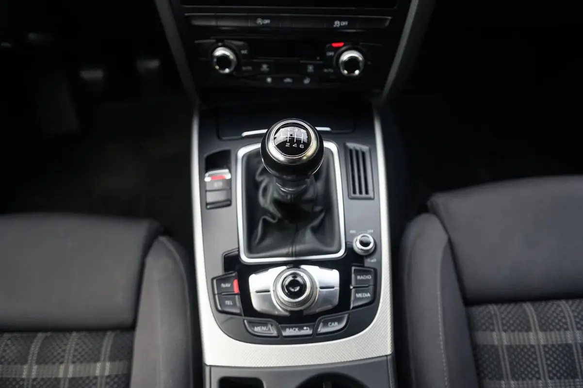 Audi A4 Avant 2.0 TDI Business Line S-line 38