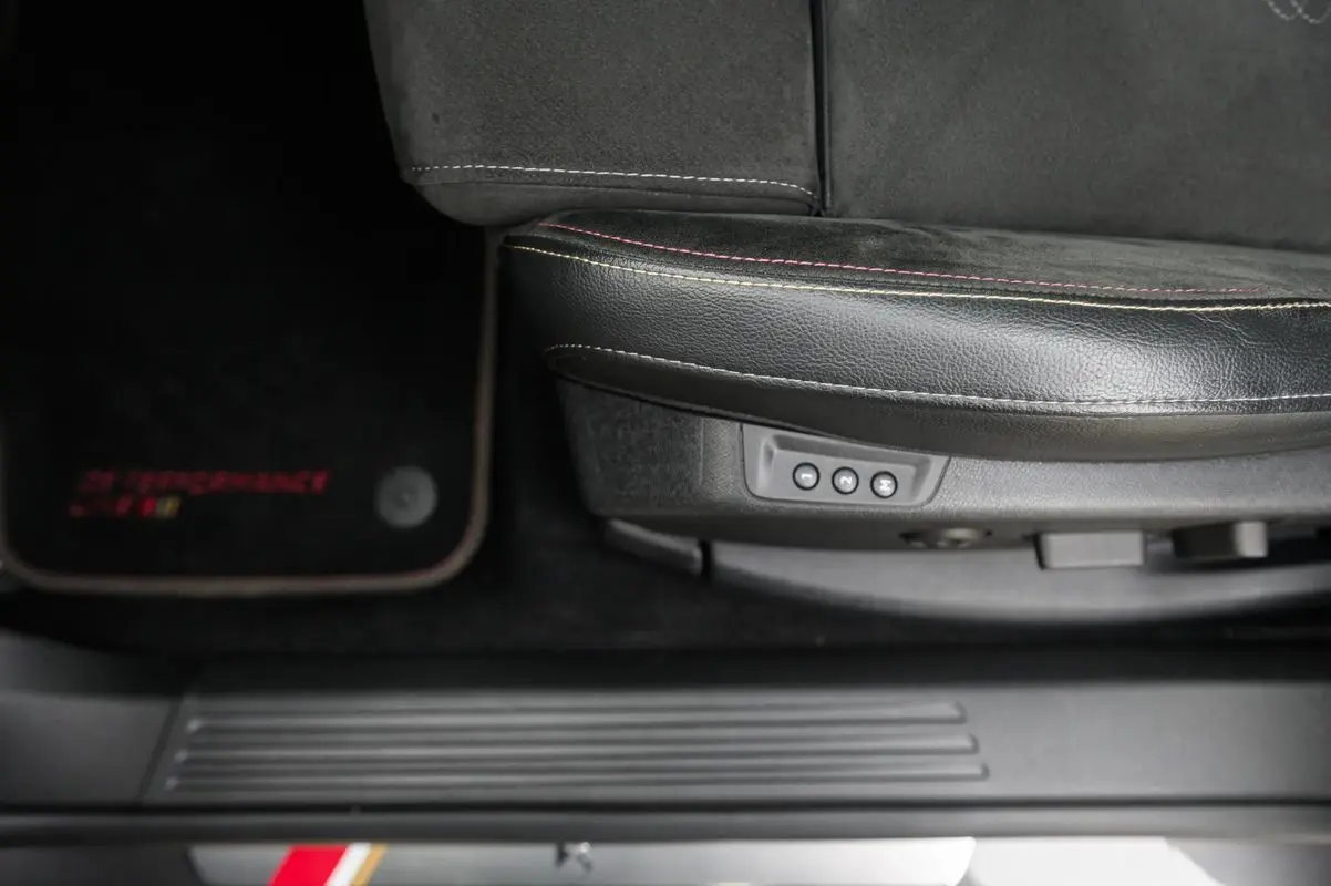 DS DS7 Crossback E-Tense Performance Line EAT8 18