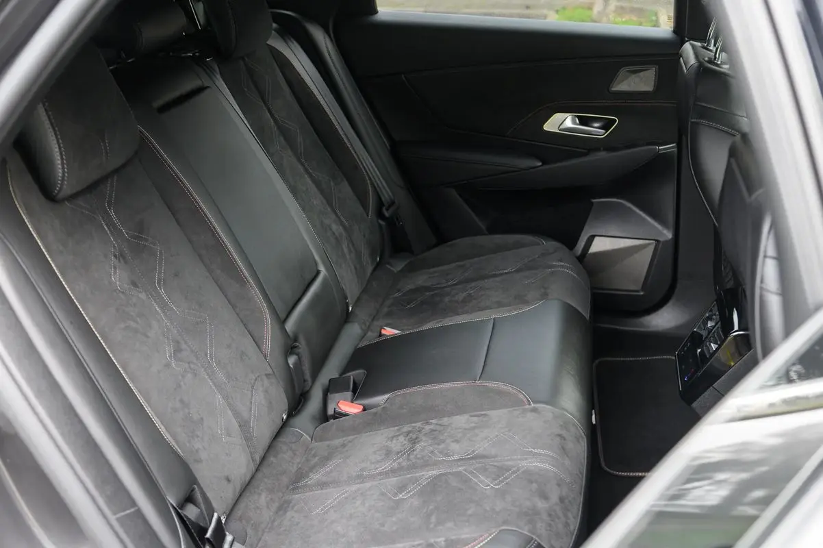 DS DS7 Crossback E-Tense Performance Line EAT8 24