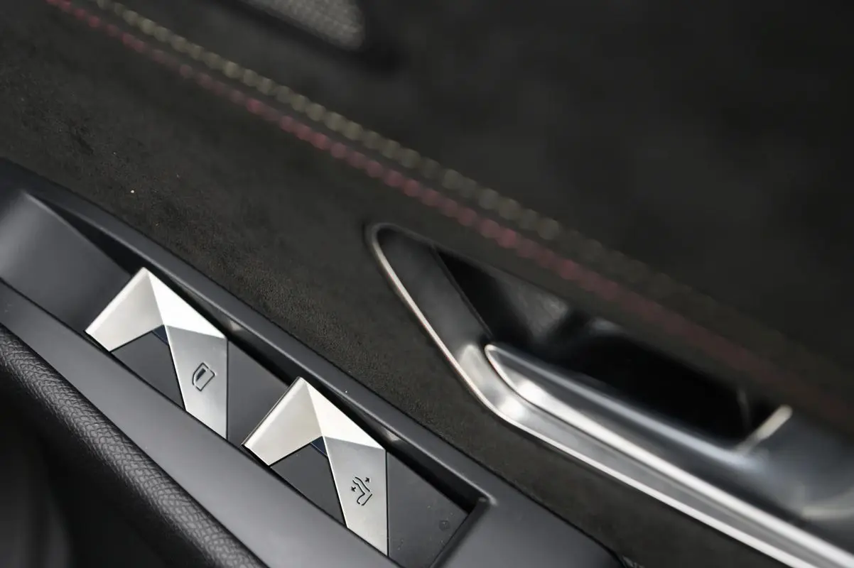 DS DS7 Crossback E-Tense Performance Line EAT8 27